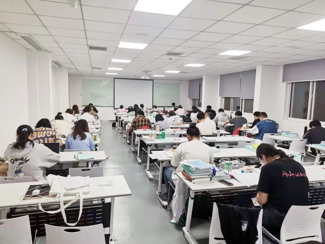 部分同学由于对考银行缺乏足够的认知总是不以为意，认为这是一种低档次的职业选择。其实银行工作作为一种稳定的职业选择，具有待遇优厚、福利保障好、职业发展前景广阔等特点。特别是每年的银行秋季校园招聘招聘规模大、岗位多。所以千万不要因为自视甚高而导致自己失去了一个很好的就业机会。
